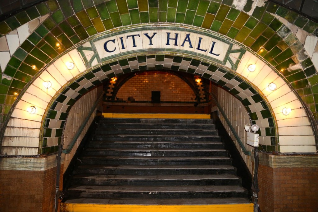 Entrance from platform to mezzanine level