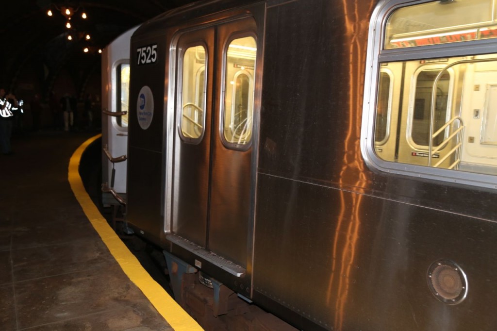 A #6 train passing through the station. A huge gap exists between the train and platform edge.