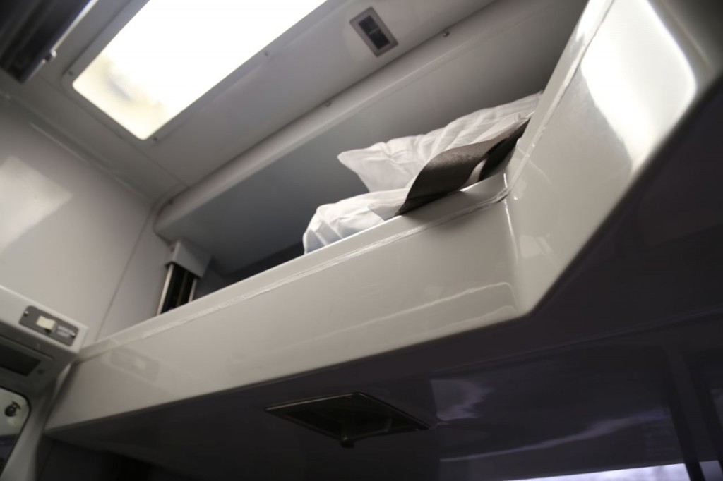Upper bunk which can be lowered