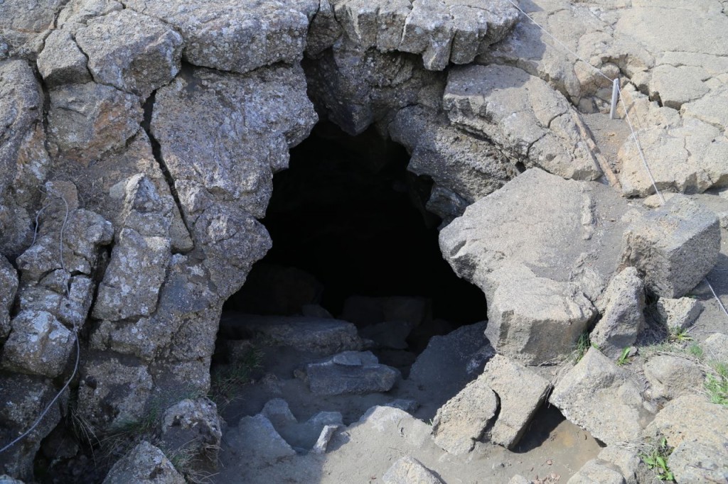 Grjotagja cave entrance
