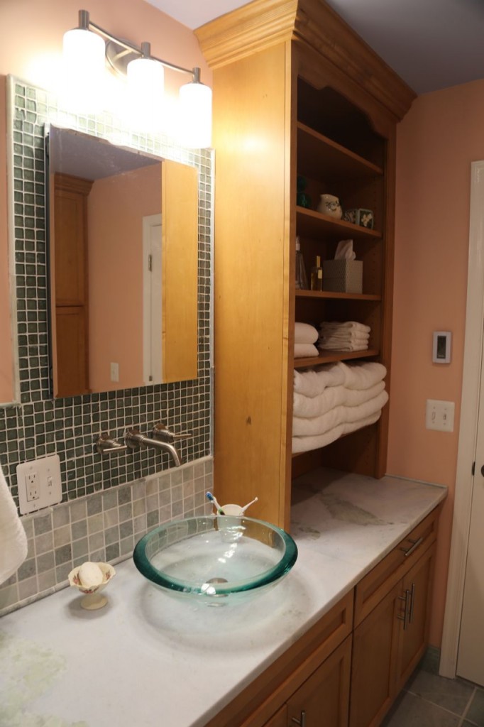 Open shelves on the vanity