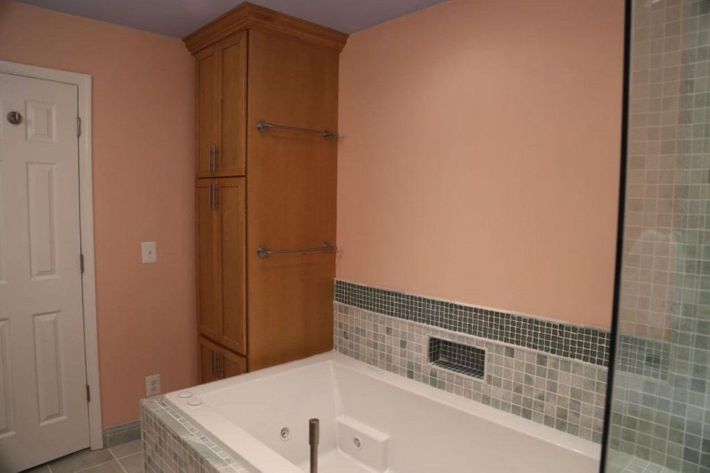 Wall cabinet next to the tub