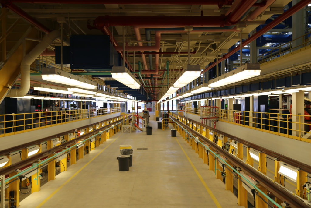 Work area between two tracks