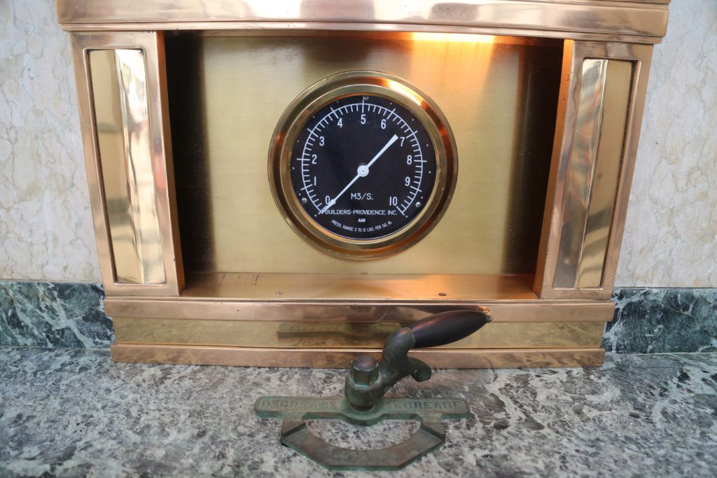 Gauge on pylon