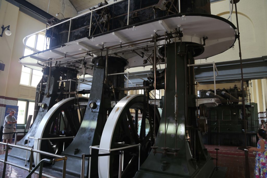 1909 vertical triple-expansion steam engine